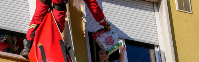 Ljubav jača od zidova bolnice: Deda Mrazevi Gorske službe ponovo ulepšali praznike deci u UKC Niš