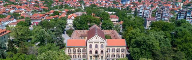 UZNEMIRUJUĆE! Muškarac na haubi automobila vozio LEŠ po Aranđelovcu: Da li je ovo najgroznija slika iz Srbije? (FOTO)
