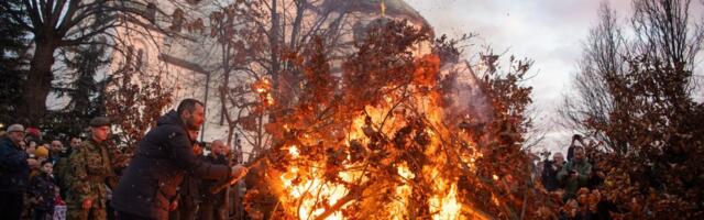 Zapaljen badnjak ispred Hrama Svetog Save, veliki broj vernika slavi Badnje veče