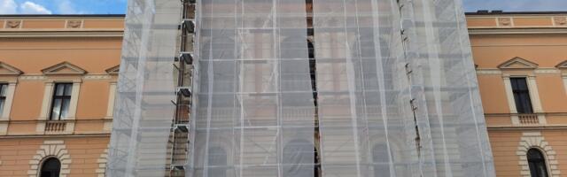 Grad demantuje Jekića: Stručne procedure uslovile izmenu dinamike na fasadi zgrade Starog suda