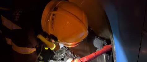 ZAPALIO SE TOČAK AUTOBUSA! Požar u Kaću: Brzom reakcijom vatrogasaca sprečeno širenje buktinje (VIDEO)