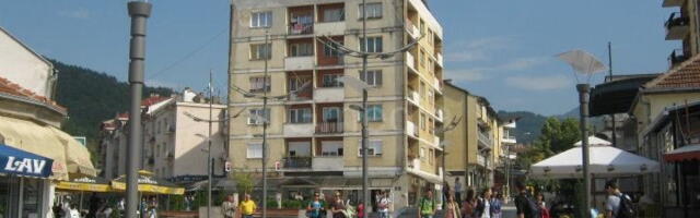 DS Surdulica: dok oni zgrću milione, naša deca pakuju kofere