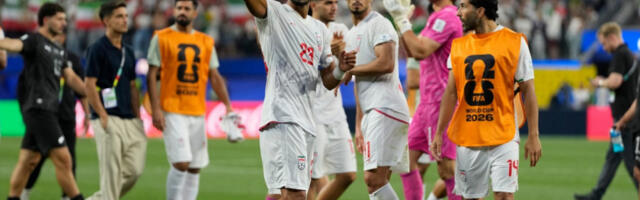 ISPALA VEKA NA MUNDIJALU! Klečao, stavio naočare, slavio gol - a onda je shvatio da je poništen! (VIDEO)