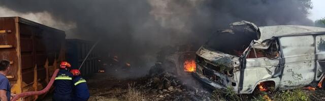 U požaru na autootpadu kod Širokog Brijega izgoreo veći broj automobila