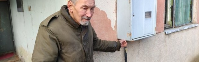 (FOTO/VIDEO) ZAROBLJEN U RALJAMA SUDBINE: Već 13 godina Milan preživljava sam BEZ STRUJE I GREJANJA, isljučen sa mreže ZBOG DUGA OD 2.000 DINARA?!