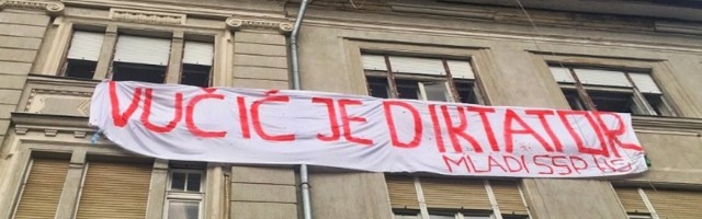 "Vučić je diktator": Poruka predsedniku iz Novog Sada (FOTO)