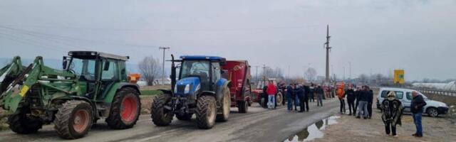 Meštani pet leskovačkih sela blokirali traktorima regionalni put Leskovac- Vlasotince