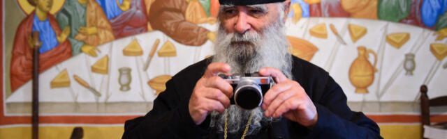 FRANCUSKI MODNI FOTOGRAF POSETIO SVETU GORU PA SE ZAMONAŠIO: Prešao u pravoslavlje, a umesto modela sada fotografiše nešto drugo