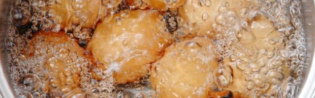 Kuvarica podelila trik - jaja nikada ne potapa u vodu, a ljuska se sama skida (VIDEO)