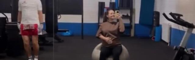 TRUDNA PEVAČICA NE PRESKAČE DAN U TERETANI: Sa sve STOMAKOM i suprugom pokazala koliko je disciplinovana!  (FOTO)
