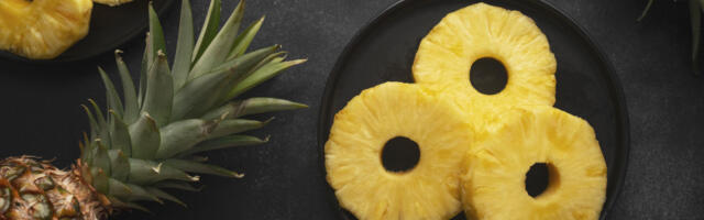 Specijalne mašine u marketima za čišćenje ananasa: Za samo dvadeset sekundi, plod se pretvara u kolutove (VIDEO)