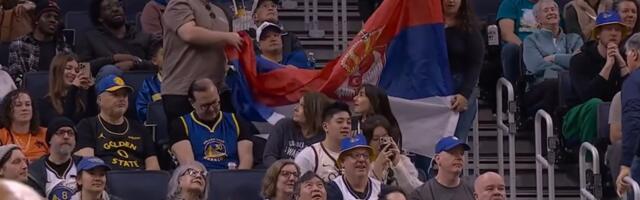 Izbačeni sa Jokićevog meča zbog naše zastave! Poznat je razlog, a srpska zajednica u Americi je ogorčena na Nikolu /VIDEO/