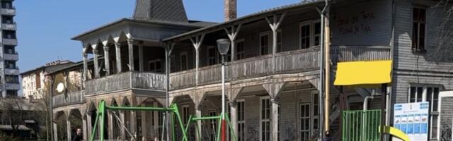 OPASNOST: Napukli stub preti prolaznicima kod Sokolane