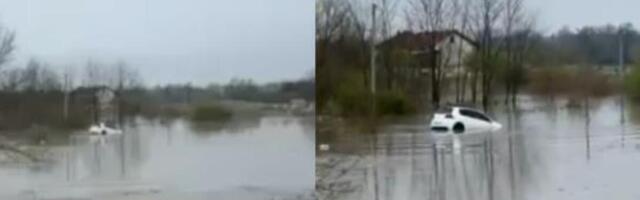 SVAKE GODINE ISTO! Velika bujica u Prijedoru: Meštanima voda stigla "do grla", mladić se jedva IZVUKAO!