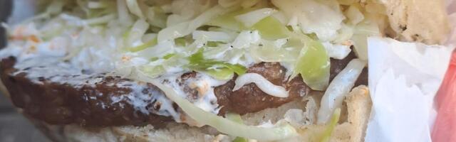 Punjena pljeskavica 1.700 dinara, a tek 10 ćevapa! Ljudi besni zbog cena u jednoj pečenjari, koja je ovo fora?!