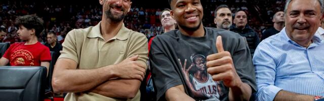 Dok svi čekaju hoće li Đoković igrati na Rolan Garosu, on i dalje gleda košarku! /FOTO/