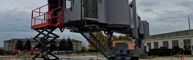 Ovo je trenutak kada su se srušile stepenice na aerodromu u Grčkoj: Novinari povređeni i završili u bolnici