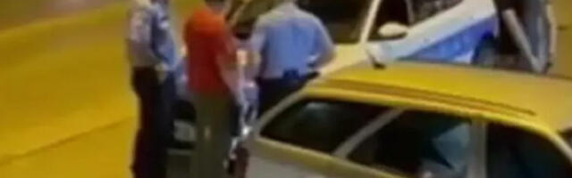 (UZNEMIRUJUĆI VIDEO) MUŠKARAC VEZAO SINA ZA BANDERU! Horor scena u Banjaluci, građani HITNO zvali policiju, osumnjičeni se raspravljao sa njima (FOTO)