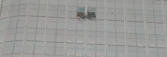 POGINUO PILOT, POVREĐENO 13 LJUDI! Novi detalji avionske nesreće u Pekingu, zabio se u najvišu zgradu! Kruže zastrašujući snimci (VIDEO)