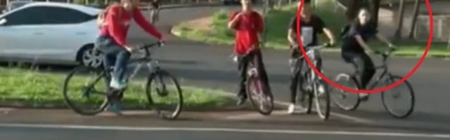 LUTKO LEPA, SREĆNA SI KOLIKO I GLUPA! Njoj zakonom treba zabraniti da sedne na bicikl!