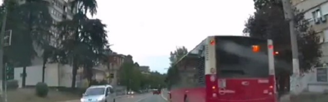 BAHATO Vozač GSP proleteo kroz crveno (VIDEO)