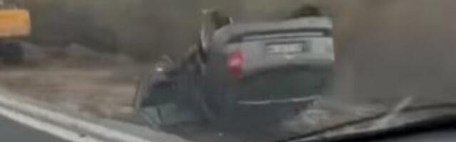 BEŽAO OD POLICIJE, PA SE ZAKUCAO U BLOKADU! Ukradenim puntom napravio haos na Ibarskoj, pronašli ga PREVRNUTOG U JARKU