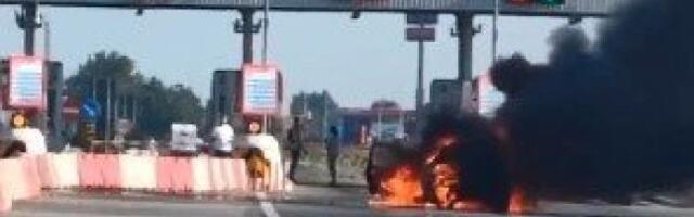 Buktinja na naplatoj stanici kod Stare Pazove! Izgoreo automobil (VIDEO)