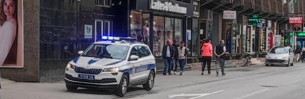 Da li policijski sluzbenici zloupotrebljavjau i zvučnu i svjetlosnu signalizaciju?