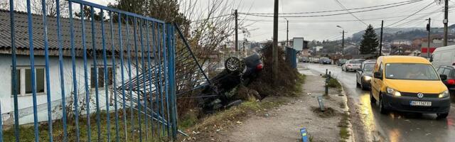 SLETIO U KANAL, PA ZAVRŠIO NA KROVU – Jeziva saobraćajka u Novom Pazaru, jedna osoba teško povrIJeđena (FOTO)