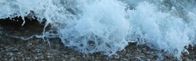 Talasi su bili ogromni, a ona je pokušavala da uđe u vodu! Nije ni slutila da će joj se ovo desiti (VIDEO)