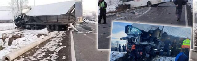 Vozač kamiona u komi! Poznato stanje povređenih u teškoj nesreći kod Kraljeva (VIDEO)