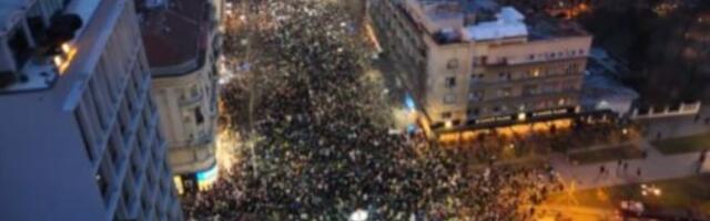 VELIČANSTVENO Veliki broj ljudi na protestu ispred Ustavnog suda (VIDEO)