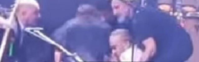OBJAVLjEN UZNEMIRUJUĆI SNIMAK: Pevač (58) pao na bini i umro (VIDEO)