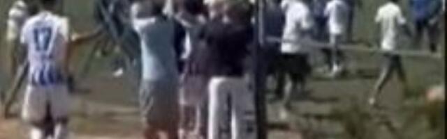 Skanadl na meču: Roditelji uleteli na teren i tukli decu (VIDEO)