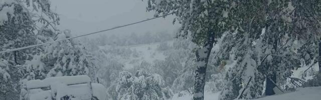 Više sela u okolini Lebana bez struje, visina snega 40 centimetara