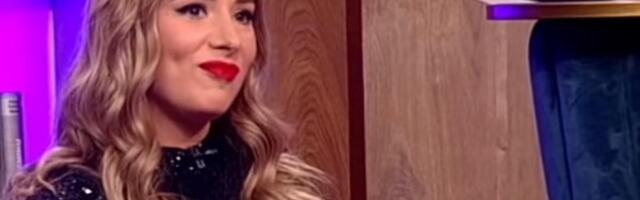 VODITELJKA PLJUNULA ŽVAKU NASRED STOLA! Isplivao snimak kako pokušava da pogodi pikslu i mišljenja su podeljena (VIDEO)