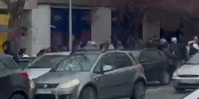 JOŠ JEDAN DOKAZ DA IM NIJE STALO DO POLITIKE, VEĆ DO TERORA: Blokaderi se okupljaju ispred odbora SNS u Kuli (VIDEO)