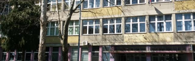 Бериша поделио уџбенике ученицима ромске националности у ОШ „Сутјескаˮ