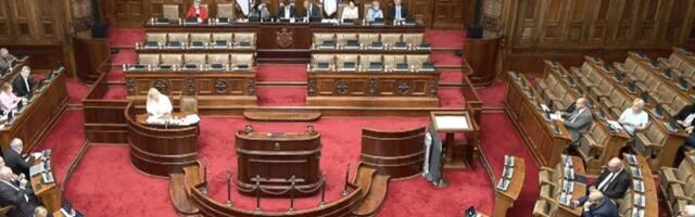 JEL' REALNO?! OPOZICIJA EM NIJE GLASALA ZA ZAKONE KOJE SU PREDLOŽILI, EM DEO NIJE DOŠAO NA POSAO! Poslanici vlasti izglasali predlog blokadera, drugi im prop'o