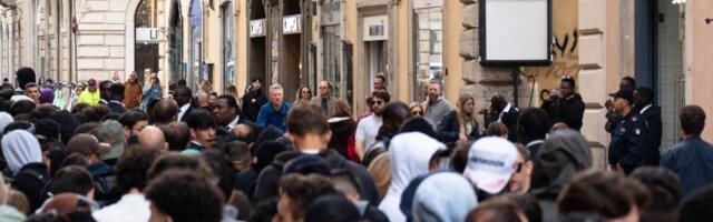 Masovna tuča na ulicama zbog sata od 400 €, policija bacala suzavac: Prizori ispred prodavnica šokiraju ljude (FOTO)