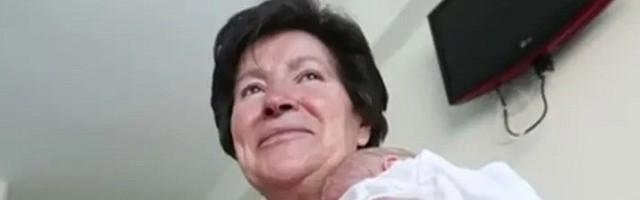 Rodila blizance u 64. godini: Oduzeti joj, kao i ćerka od 11 godina
