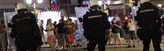 Porodica autističnog mladića kojeg je šutirao policajac na protestu u Novom Sadu traži istragu