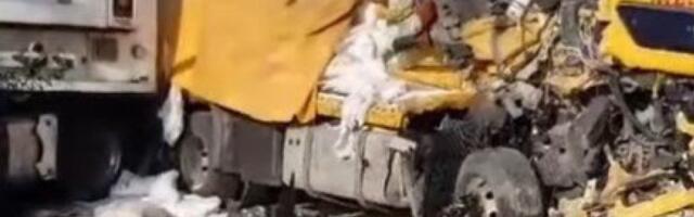 Snimak jezivog sudara dva kamiona: Kabina uništena, rasut tovar kod Dobanovačke petlje