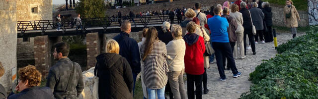 DUGAČKE KOLONE ISPRED CRKVE RUŽICE I KAPELE SVETE PETKE Vernici se okupljaju na Kalemegdanu povodom velikog praznika (FOTO/VIDEO)