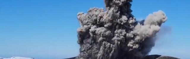 ERUPTIRAO VULKAN NA VRHU PLANINE: Izbacio dim 500 metara uvis, građani dobili upozorenje