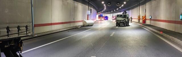 Sudar u tunelu Železnik: Dva mercedesa ostala okrenuta nasred saobraćajnice