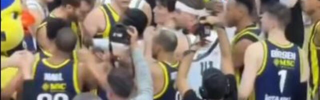(VIDEO) Umalo izbila opšta tuča: Košarkaš Fenera nasrnuo na protivnika, nastao haos na meču Evrolige