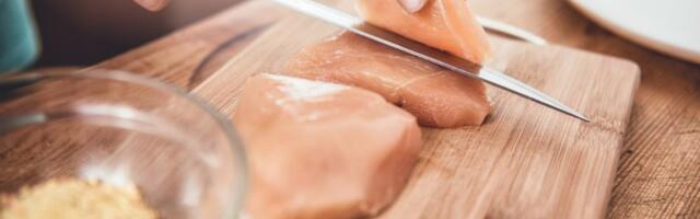 Genijalan trik koji štedi živce: Uz pomoć 1 stvari očistite piletinu za par sekundi (VIDEO)