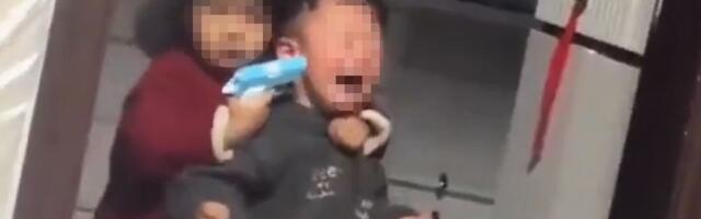 Devojčica s plastičnim pištoljem drži brata kao "taoca", zahteva od majka JEDNU stvar: Mreže se usijale!