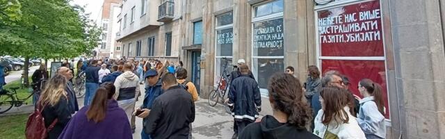 Protest studenata Akademije umetnosti zbog oduzete Galerije u Novom Sadu: Studenti ušli u dekanat